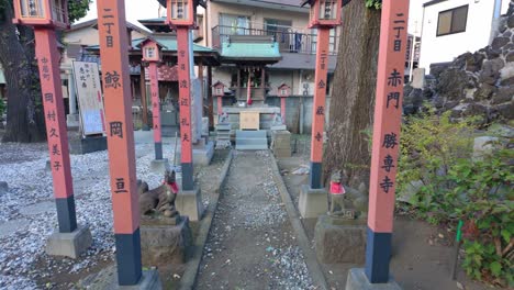 Toma-Rodante-De-Caminar-A-Través-De-Puertas-Torii-Hacia-Un-Pequeño-Santuario-Sintoísta-Japonés-En-Tokio,-Japón