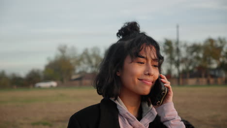 Asiatische-Frau-Hört-Auf-Ihrem-Mobiltelefon-Und-Nickt