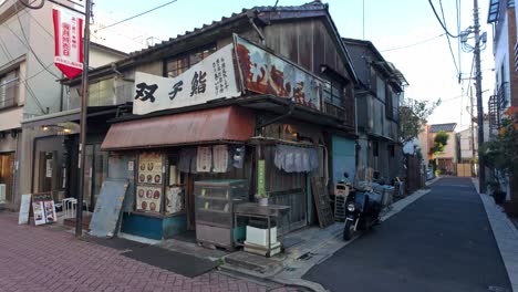 Antigua-Tienda-Abandonada-En-La-Calle-Comercial-De-Tokio,-Japón
