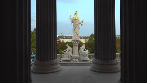 Mann-Geht-Vorbei,-Gesehen-Durch-Kolonnade-Und-Säulen-Des-österreichischen-Parlaments