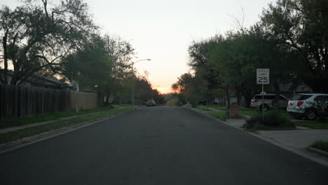 Sonnenaufgang-Auf-Einer-Amerikanischen-Straße-In-Einer-Ruhigen-Gegend