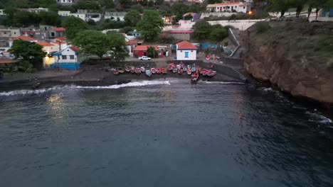 Barcos-De-Madera-En-La-Orilla-De-Los-Asentamientos-Costeros-De-Cidade-Velha-En-La-Isla-De-Santiago,-Cabo-Verde,-África