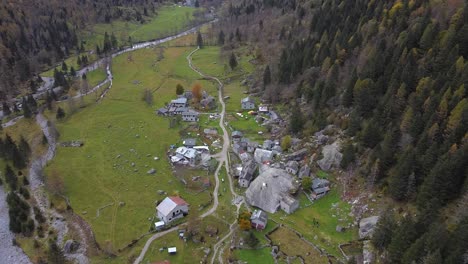 Drone-En-El-Bosque-En-Val-Di-Mello-Desde-Arriba,-Italia