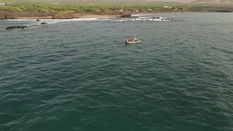 Umlaufen-Auf-Tauchern-Im-Boot-Inmitten-Der-Meereslandschaft-Der-Kapverdischen-Inseln-In-Westafrika