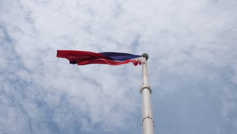 Unter-Der-Stange-Aufgenommen,-Während-Diese-Flagge-Auf-Der-Linken-Seite-Weht-Und-Dabei-Diesen-Schönen-Himmel-Mit-Wolken-Zeigt,-Die-Philippinische-Nationalflagge