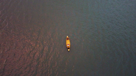Bootfahren---Holzboot-Schwimmt-Im-See-In-Nepal
