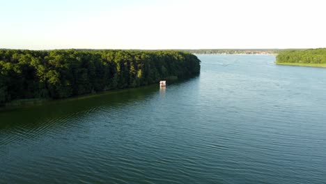 Hausboot-Schwimmt-Auf-Einem-Großen-Natürlichen-See-Neben-Einem-Wald-In-Brandenburg,-Deutschland