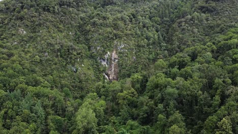 Drohne-Im-Wald-Und-Blick-Auf-Den-Wasserfall-Von-Froda-In-Castelveccana,-Italien