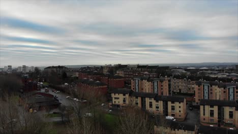 Glasgow,-Schottland,-Stadtbild-Eines-Neuen-Apartmentkomplexes-In-Einem-Vorort-An-Einem-Bewölkten-Tag-Im-Vereinigten-Königreich