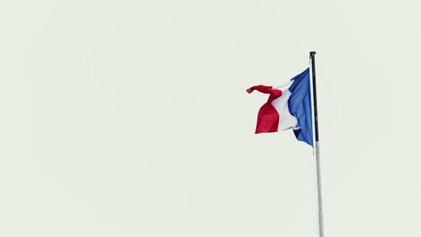 Zeitlupenaufnahmen-Der-Im-Wind-Wehenden-Französischen-Flagge