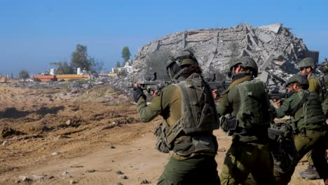 IDF-Soldaten-Schießen-Mit-Kleinwaffen-Auf-Hamas-Kämpfer-Im-Gazastreifen