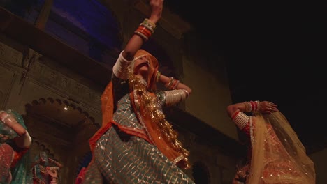 Traditionelle-Tanzvorführung-Einer-Gruppe-Junger-Zigeunerinnen