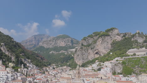 Große-Luftaufnahmen,-Die-Von-Den-Bergen-Herabschwenken-Und-Die-Stadt-Amalfi-An-Der-Amalfiküste-In-Italien-Zeigen