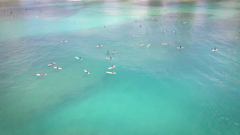Surfer-In-Aktion:-Eine-Drohne-Fängt-Die-Dynamische-Szene-Von-Wellenreitern-Mitten-Im-Unberührten-Meerwasser-In-Hawaii-Ein