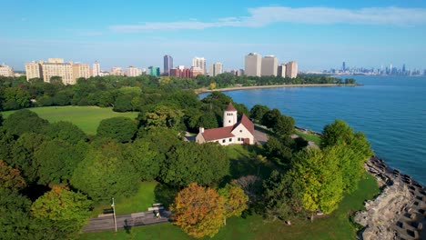 Feldhaus-Im-Grünen-Park-Am-Wasser,-Chicago-Stadtbild-Skyline