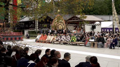 Invitado-Sentado-Para-La-Ceremonia-En-El-Templo-Todaji