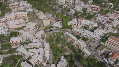 Luftaufnahmen-über-Der-Stadt-Positano,-Die-Die-Straßen-Und-Häuser-Auf-Den-Hügeln-über-Dem-Meer-Zeigen