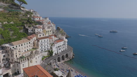 Luftaufnahmen-Einer-Straße,-Die-Sich-Außerhalb-Der-Stadt-Amalfi,-Italien,-Um-Die-Küste-Schlängelt