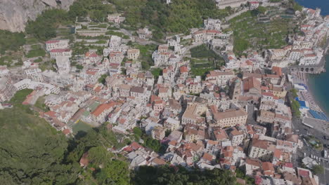 Große-Luftaufnahmen,-Die-Sich-Um-Die-Stadt-Amalfi-Zwischen-Den-Bergen-Der-Amalfiküste-In-Italien-Drehen