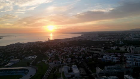 Ein-Perfekter-Sonnenuntergang-über-Dem-Fluss-Tejo,-Der-Durch-Lissabon,-Portugal,-Ins-Meer-Fließt