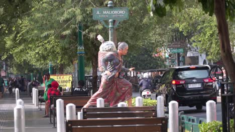 Statue-Einer-Großmutter,-Die-Dinge-Auf-Dem-Rücken-Trägt,-Am-Straßenrand-Der-Malioboro-Street