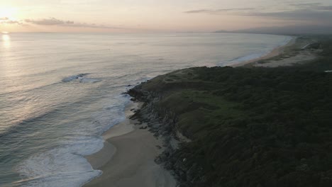 Malerische-Tropische-Strandaufnahmen-Aus-Der-Luft-Bei-Sonnenuntergang-In-Puerto-Escondido,-Mexiko