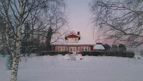 Rückansicht-Eines-Traditionellen-Nordischen-Hauses-Aus-Der-Luft-Mitten-Im-Verschneiten-Wald