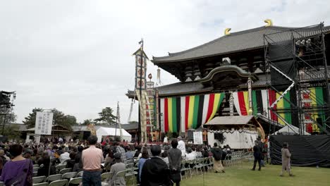 Multitudes-Sentadas-Para-El-Gran-Servicio-Conmemorativo-En-El-Templo-Todaji---14-De-Octubre-De-2023