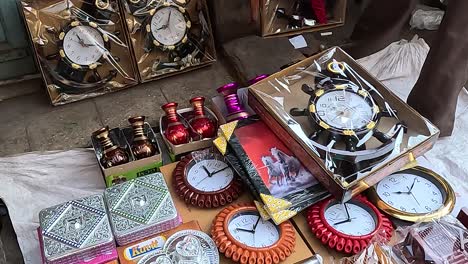 En-La-Calle-Se-Distribuyen-Relojes-Decorativos,-Marcos-De-Fotos-Y-Otros-Artículos-De-Decoración-Del-Hogar.