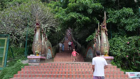 Gente-Caminando-Escaleras-De-Serpiente-Al-Templo-Doi-Suthep-En-Tailandia