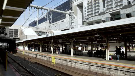 Nahverkehrsbahnsteig-Am-Bahnhof-Kyoto-An-Einem-Sonnigen-Tag