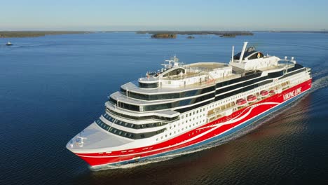Das-Passagierschiff-„Viking-Glory“-Passiert-Das-Größte-Kreuzfahrtschiff-Der-Welt,-Ikone-Der-Meere,-Während-Seiner-Zweiten-Probefahrt-Im-Finnischen-Archipel