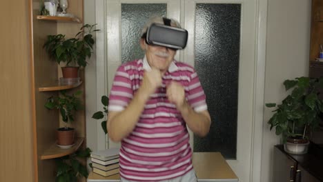 Älterer-Großvater-Mit-Virtueller-Headset-Brille,-Der-Sich-Videos-Im-3D-VR-Helm-Ansieht-Und-Tanzt-Und-Spaß-Hat