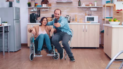 Positive-Frau-Im-Rollstuhl-Und-Ehemann,-Die-Ein-Selfie-Machen