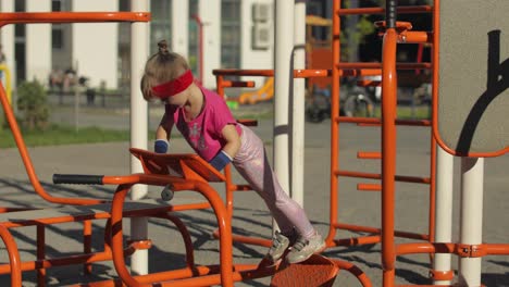 Junges-Mädchen-In-Sportkleidung-Macht-Liegestütze-Übungen-Auf-Dem-Spielplatz.-Training-Für-Kinder.-Sportliches-Kind