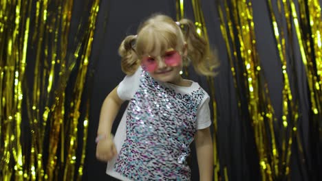 Stylish-child-dancing,-make-faces,-shaking-shoulders-in-silly-dance.-Little-kid-girl-4-5-years-old