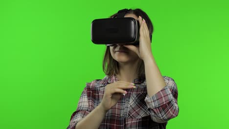 Mädchen-Benutzt-VR-App-Helm,-Um-Simulationsspiel-Zu-Spielen.-Schiebegesten.-Ansehen-Eines-Virtual-Reality-3D-Videos