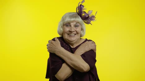 Kind-hearted-senior-woman-showing-beckoning-gesture,-embracing.-Elderly-stylish-grandma-wants-to-hug
