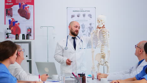 Médico-Hombre-Apuntando-A-La-Columna-Cervical-Del-Esqueleto-Humano