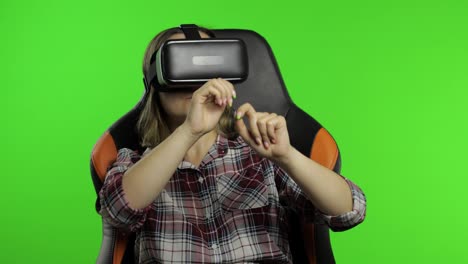 Mädchen-Benutzt-VR-App-Helm,-Um-Simulationstanzspiel-Zu-Spielen.-Frau,-Die-Sich-Ein-3D-Video-Mit-Virtueller-Realität-Ansieht