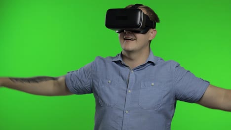 Mann-Benutzt-VR-App-Helm,-Um-Simulationsspiel-Zu-Spielen-Und-Zu-Zeichnen.-Mann,-Der-Sich-Ein-3D-Video-Mit-Virtueller-Realität-Ansieht
