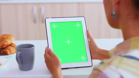 Handbewegung-Auf-Tablet-PC-Mit-Grünem-Bildschirm
