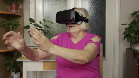Ältere-Großmutter-Mit-Virtueller-Headset-Brille,-Die-Sich-Zu-Hause-3D-Videos-Im-360-VR-Helm-Ansieht