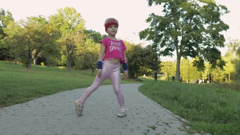 Junges,-Süßes-Mädchen-In-Sportbekleidung,-Das-Draußen-Im-Park-Fitnessübungen-Macht.-Training-Für-Kinder