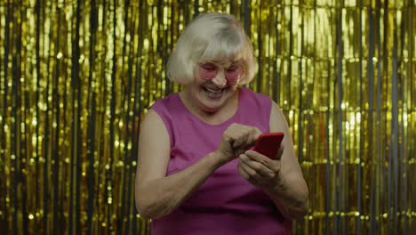 Elegante-Y-Feliz-Anciana-Escribiendo-Mensajes-En-El-Teléfono-Móvil,-Chateando-En-Línea,-Red-Social
