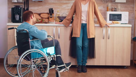 Behinderter-Mann-Im-Rollstuhl,-Der-Sich-Mit-Seiner-Frau-Unterhält