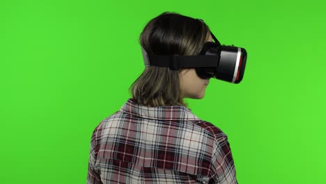 Junges-Mädchen,-Das-Einen-VR-App-Helm-Verwendet,-Um-Ein-Simulationsspiel-Zu-Spielen.-Frau,-Die-Sich-Ein-3D-Video-Mit-Virtueller-Realität-Ansieht