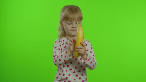 Niña-Feliz-Imitando-Una-Conversación-Telefónica-Con-Plátano-Aislado-En-El-Fondo-De-La-Clave-Croma
