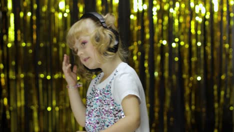 Kind-Tanzt,-Singt,-Hört-Musik-über-Kopfhörer.-Kleines-Mädchen,-Das-Spaß-Hat,-Sich-Entspannt-Und-Genießt
