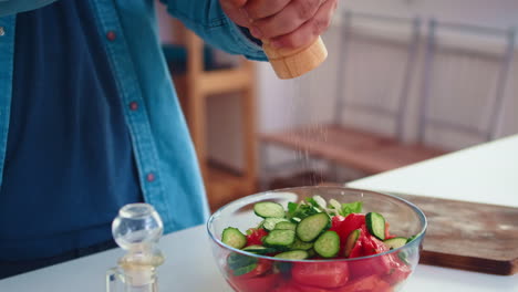 Salz-über-Gesunden-Salat-Gießen